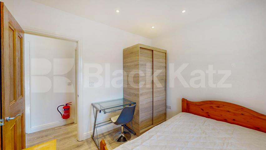 Elegant & Expansive Six Bed 4 Bath Residence with Private Garden in Holloway Mayton Street, Holloway